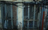 [ẢNH] Những nguy hiểm rình rập tại hiện trường vụ cháy khu nhà trọ bệnh nhân ở đường Đê La Thành